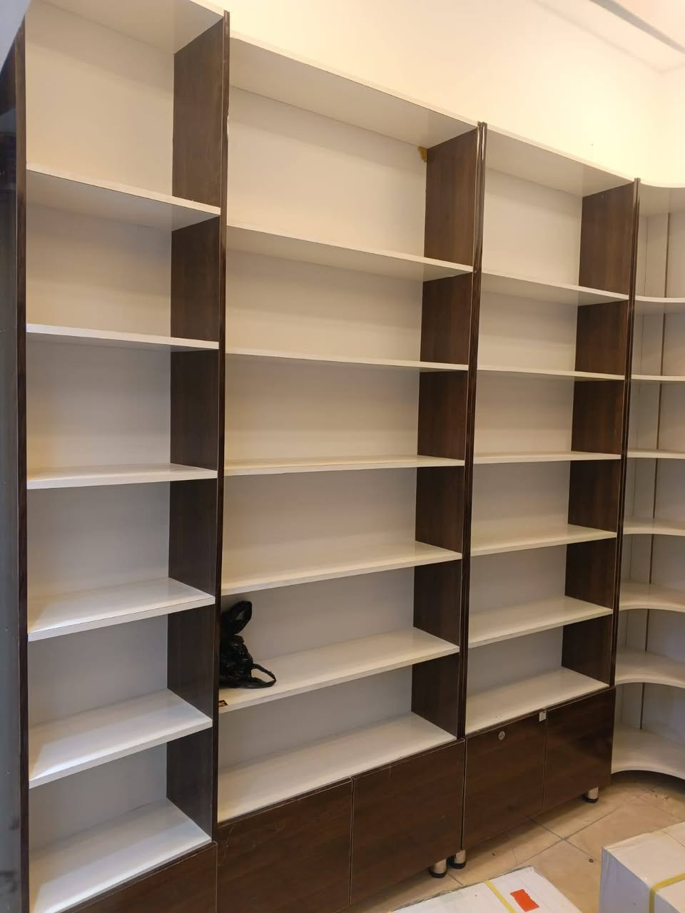 رفوف جديد للبيع 10 فاترينات الطول 2.5 متر 
للاستفسار الاتصال واتساب ***********
