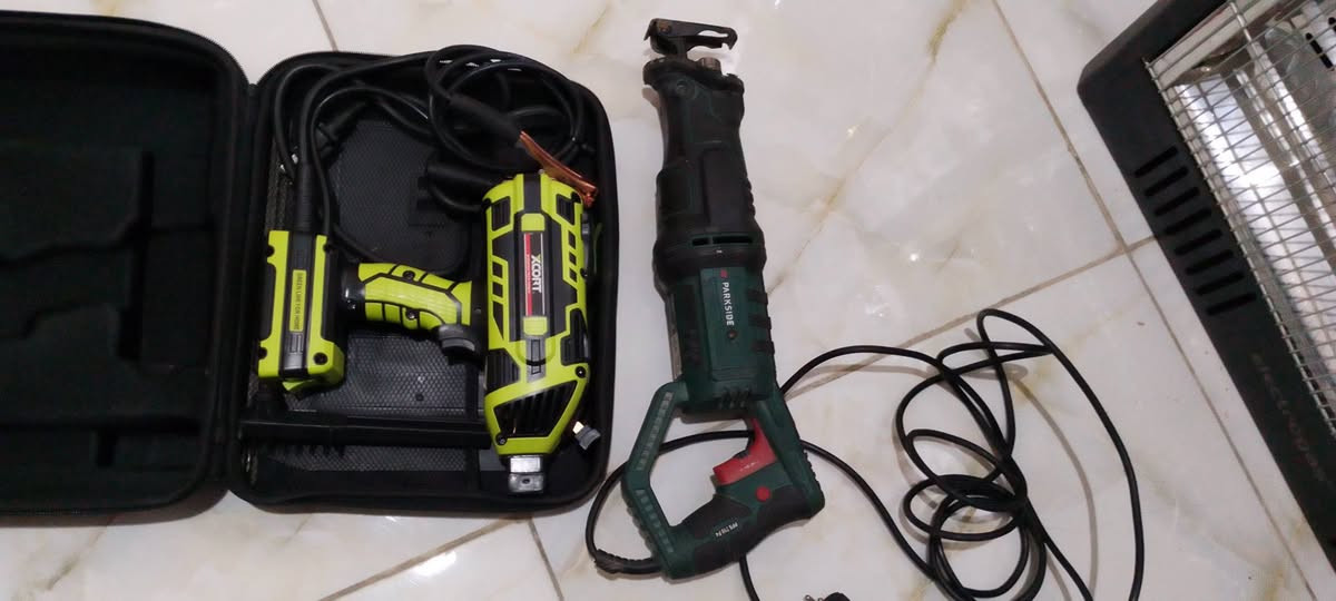 السلام عليكم ماكنة لحيم كهرباء 110 عاطله فحم نقص محوله معه دريل منشار شغال بارك سايد بيعهن شلع 40 الف العنوان بغداد بوب الشام *********** وماعندي توصيل
