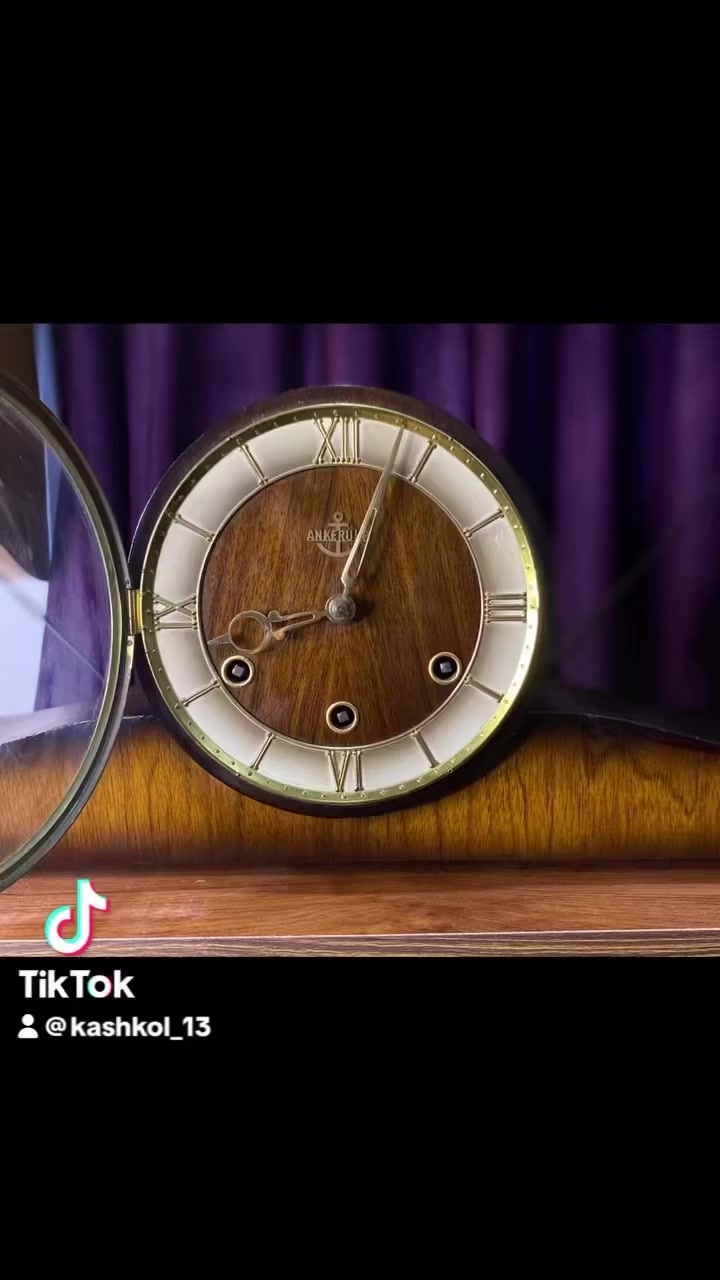 ساعة بوفيه (Buffet clock) عتيقة تحمل علامة "Ankeruhr". 
تتميز بهيكل خشبي مصقول بلون الجوز الداكن.
يحتوي المينا على أرقام رومانية  محاطة بحلقات ذهبية.
الساعة ميكانيكية وتعمل على الأرجح بآلية زنبركية.
تتميز بتصميم كلاسيكي يعكس طراز منتصف القرن العشرين.#اربيل_العراق_كوردستان #اكسبلور #دهوك_زاخو_سليماني_ئاكري_ئامیدی_هولیر #بغداد #بصرة


**إذا كنت صاحب هذا الإعلان وتريد حذفه لأي سبب، رجاءا أرسل رسالة إلى الدعم الفني**