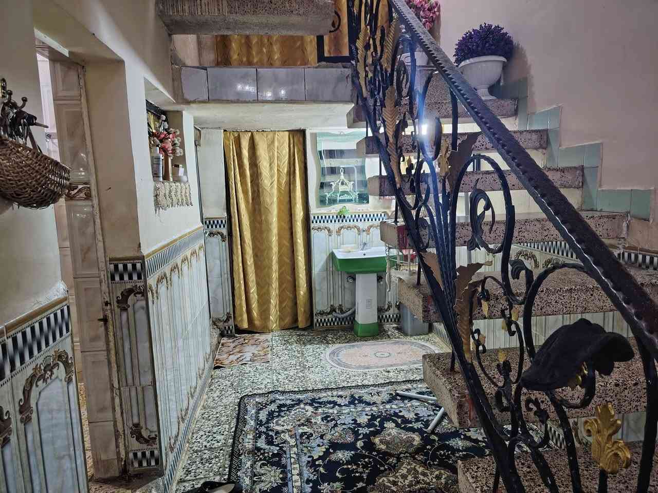 السلام عليكم بيت للبيت مساحه ٢٥٠ متر ملك طابو صرف  العنوان النهروان منطقه ٢٠٠٠ مقابيل المدارس البيت يحتوي علئ ٧ غرف وهول واستقبال الاستفسار الاتصال علئ الرقم /***********
