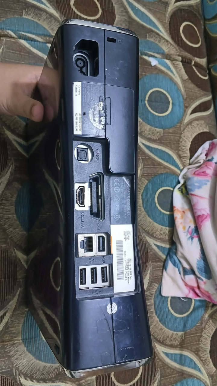 إكس بوكس 360 مستعمل استعمال قليل ونضيف وياه يده ومحوله و واير HDMI  يحتوي على 25 لعبه السعر 115 وبي مجال للطيبين المكان بغداد حي الاعلام رقمي ***********
