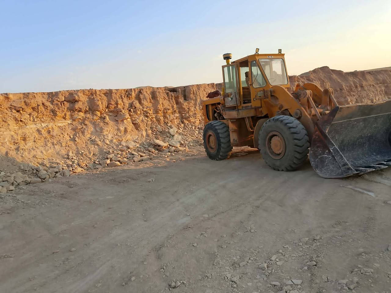 للبيع
موديل 82 
جاهز للشغل 
سعر مناسب 
التفاصيل ***********
