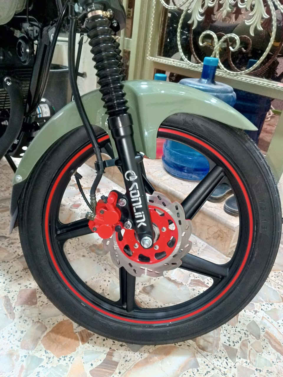 السلام عليكم حبايب دراجه ماكس وان  لون زيتوني موديل 25 الدراجه خير من الله كلش نضيفه مكينه مامفتوحه ونشطه كلها  شغاله مابيها كل نقص شغل واطلع ربع متصرف عليها  عنوان شارع فلسطين سعرها 900وبيها مجال للوجوه الطيبه رقمي ***********
