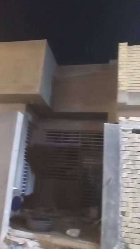 سلام عليكم 
هذه البيت للبيع مساحه ١٣٠ متر  زراعي سند ٢٥  مشمول بتطويب 
البيت كامل كهرباء ماء ومجاري والسطح كامل بناء طابوك جمهوري
السقف صب مركزي 
عنوانه.نجف مقابل قرية الغدير عمود ٢٦٨ وتدخل مسافه قليله عن شارع العام 

لاستفسار الاتصال او واتساب على هذه الرقم ***********
