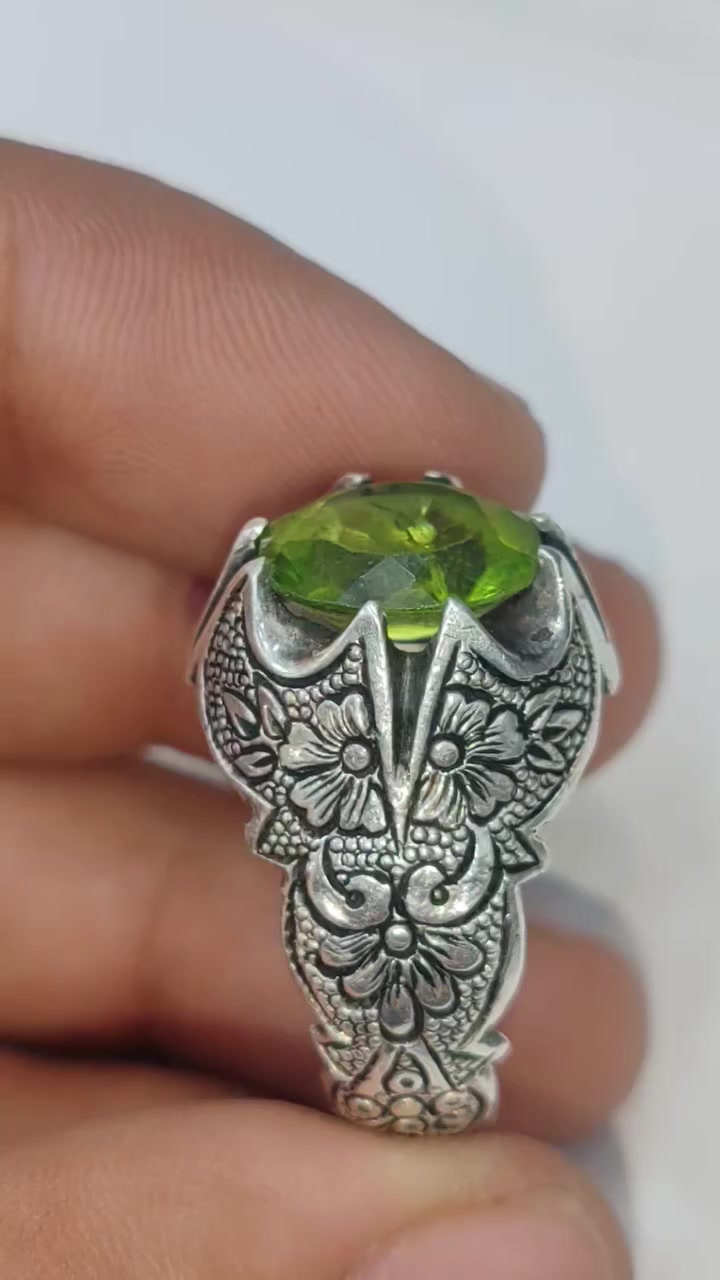 سلام عليكم ورحمة الله تحفة من حجر الزبرجد لاصلي ولون مميز كلش وصياغة عيار 950 صياغة يدويه قلم زني السعر علا الخاص عنوان بغداد مدينه الصدر ***********
