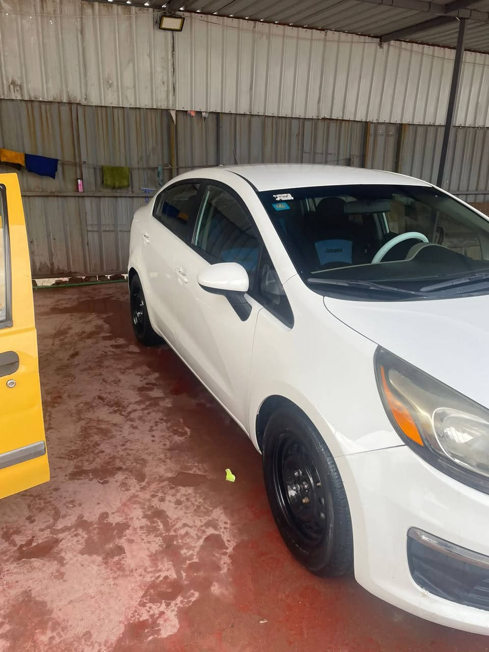 السلام عليكم كيا ريو ٢٠١٦ حادثها بس دعاميه وبيها تكحيلات بسيطه مكينه ١٦٠٠ مواصفات نص فول السياره جاهزه وحلوه مكاني بغداد زعفرانيه 
السعر ٩٣ ماشيه ٨٦ ميل تدفئه تبريد شغال ماناقصها شي جاهزه وحلوه 

***********
