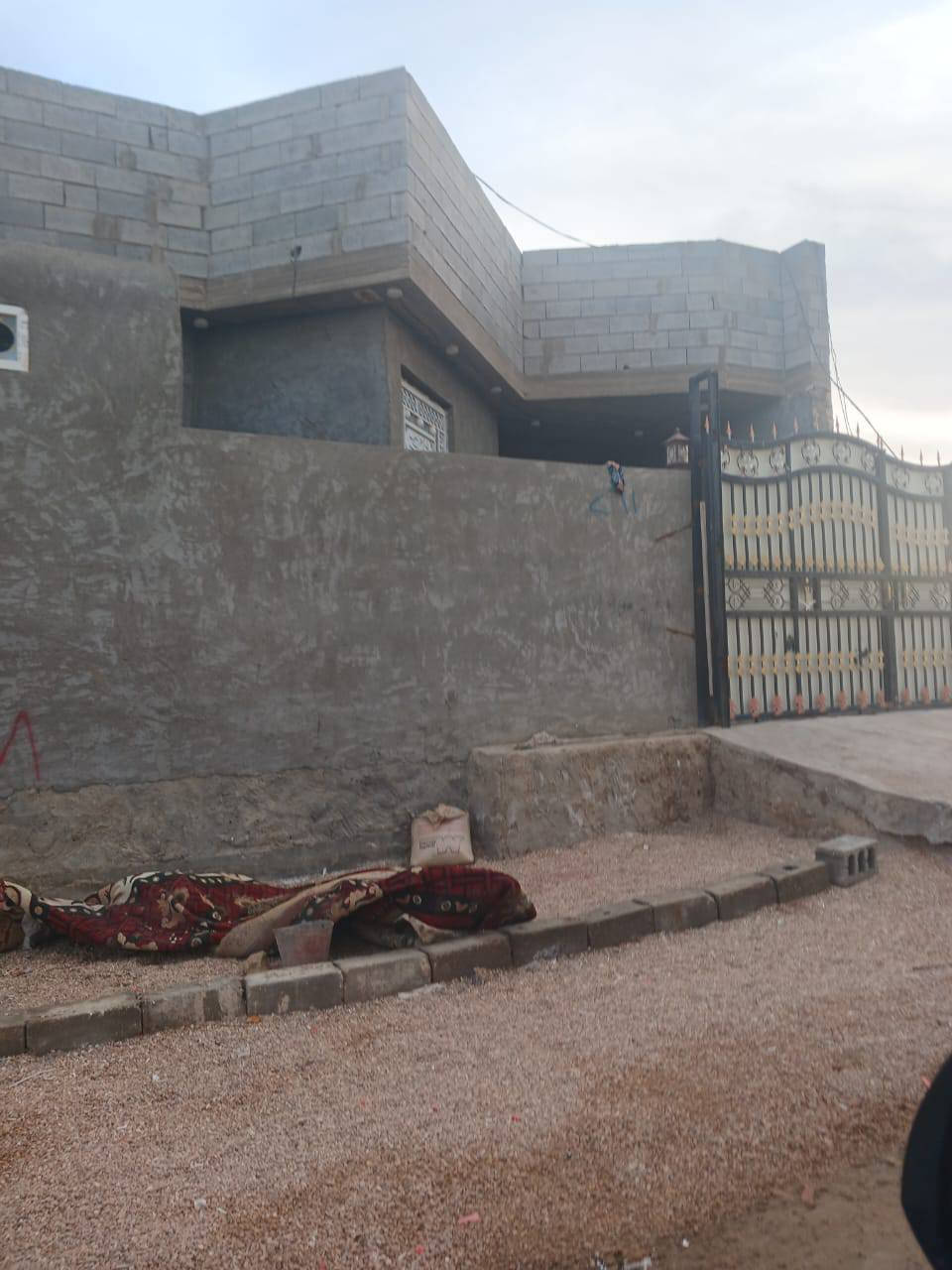 دار لبيع سبعه كيلو رقمه ٢٢٠٤٠ غرفتين نوم وصاله وديوانيه ومطبخ وصحيات شارع ١٠ وره مركز شباب استفسار اتصال على رقم ***********
