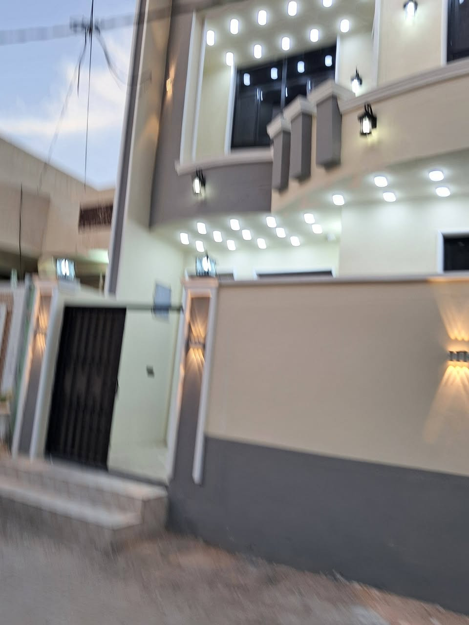 ♦السعر ١٣٠
المساحة ١٢٥ متر سند ٢٥ بناء حديث طابوك الطابق الاول غرفتين وصالة وستقبال ومطبخ الطابق الثاني غرفتين وصالة عرض الشارع ٨ متر تبليط مجاري كل الخدمات متوفرة الموقع الامام عون قرب حلويات ابو علي يبعد عن شارع بغداد ٢٠٠ متر اتصال ***********
