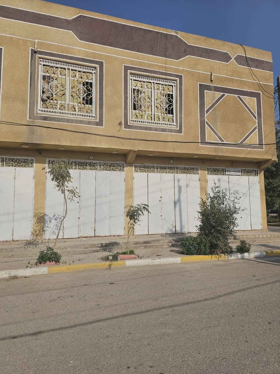 عقار استثماري للبيع كربلاء طريق بغداد
ناحية الأمام عون ( ع )
نوع العقار طابو صرف
ركن 300 متر 15 × 20
على شارعين رئيسيات
منزل طابقين + شقه + 4 محلات
الطابق الأرضي 
غرفة نوم 5×4 عدد  2
استقبال 11 × 4.5
هول 4.5 × 4.5
صاله 5 × 4.5
مطبخ 5 × 4.5
مخزن 2 × 4.5
صحيات عدد 2
كراج 11 متر
______________
الطابق الأول
غرفة نوم عدد 4
للأستفسار 
***********
*********** أبو محمد
