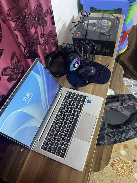 سلام عليكم 
لابتوب hp الجيل 11 للبيع مكان كركوك حي عسكري 
لابتوب مابيها اي نقص واي شخط مابيها 
انطيها الك شرط 
يجي وياها سماعه اصليه 
وماوس 
وجنطه 
وشاحنه بلاديه 
مستعلمه اقل الاسبوعين 
سعر 460 
***********
