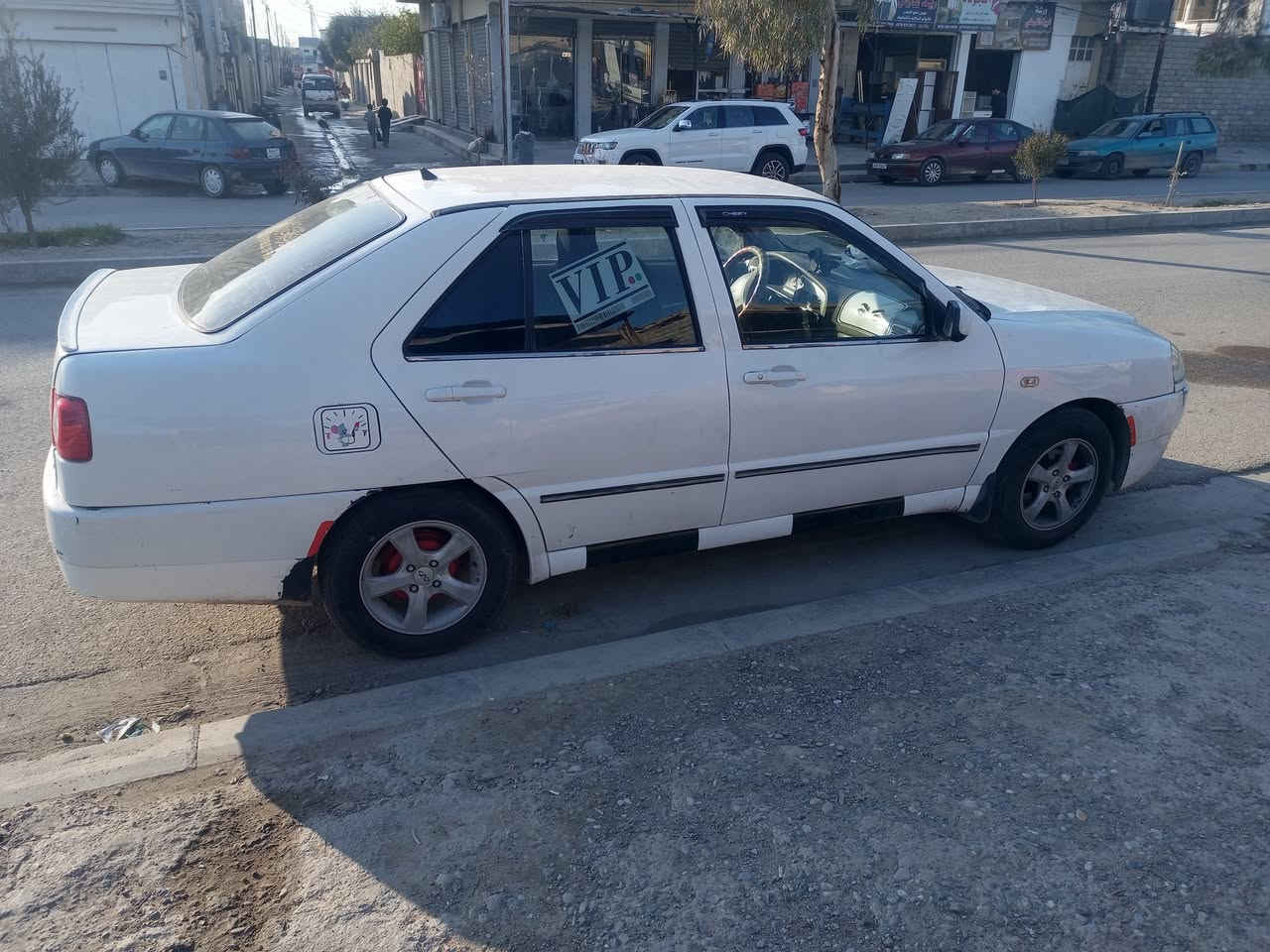 سياره شيري للبيع 2013 كربون بيها الورق الاصلي طقم تاير جديد باتري جديد سيستم سماعاتد لايت زنون تبريد تدفئه شرط السعر 45 وبيها مجال شيء بسيط ***********
