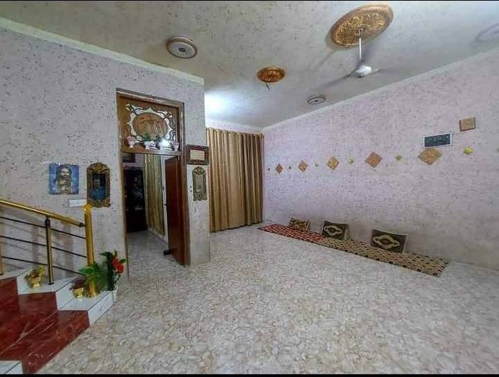 السلام عليكم بيت للبيع بحي المرور أو السعيدي مقابيل علوه المخضر قريب عل شارع كلش مساحته 180 طابو زراعي سند25 طابقين بيت كامل الطابق الجوه صاله استقبال غرفه مجمع صحيات طارمه وممر الطابق الثاني غرفتين صاله وسطح سعره 70 وبي مجال كلش قليل  خاص موجود واتصال موجود رقم موبايل ***********
