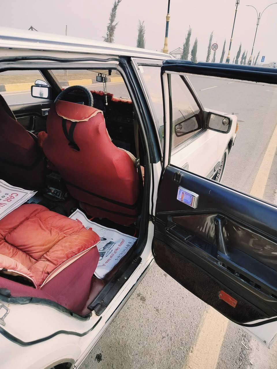 السلام عليكم .سوبر للبيع موديل84 .كير توماتيك ومحرك بطه 2500 صبغ يم السكن لايت شبر فقط ..تبريد وتدفئه شغال السعر 65 وبيها مجال ***********
