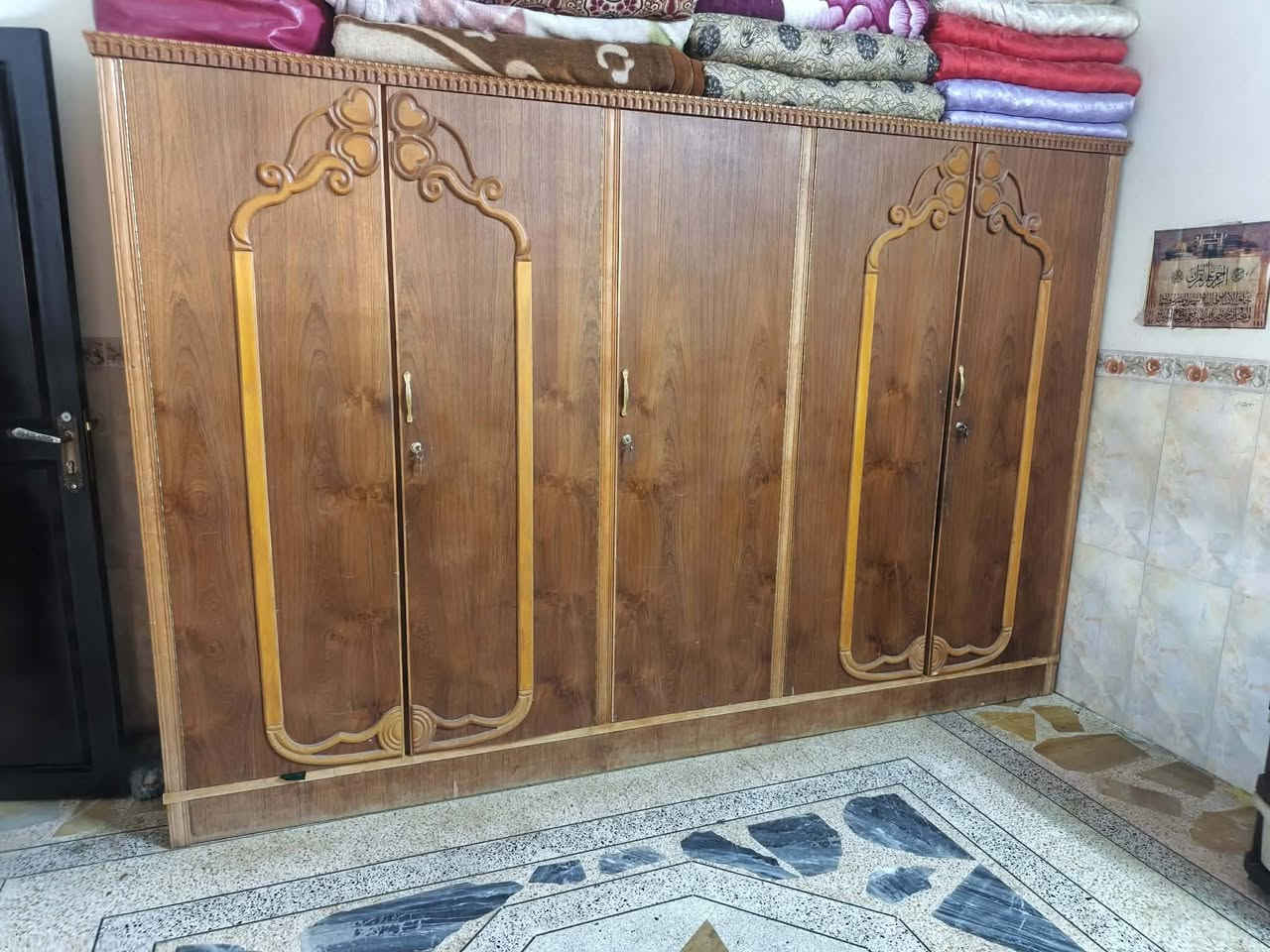 السلام عليكم  غرفه نوم  خشب عراقي ثقيل قنصور 5 بواب نضيفه بس يردلها صبغ  سعر التوصيل على رقم ***********
