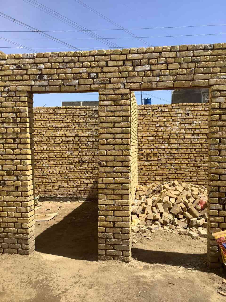 بيت للبيع المساحة 180 م
بناء طابوك السطح صب مصبوب فقط الدوانية والمطبخ والصحيات الخارجية اساس رباط 
العنوان الصخيين شارع حسينية مسلم ابن عقيل قريب على الشارع السايدين 
الخدمات كاملة ماء مجاري كهرباء 
  السعر 80 مليون
***********
