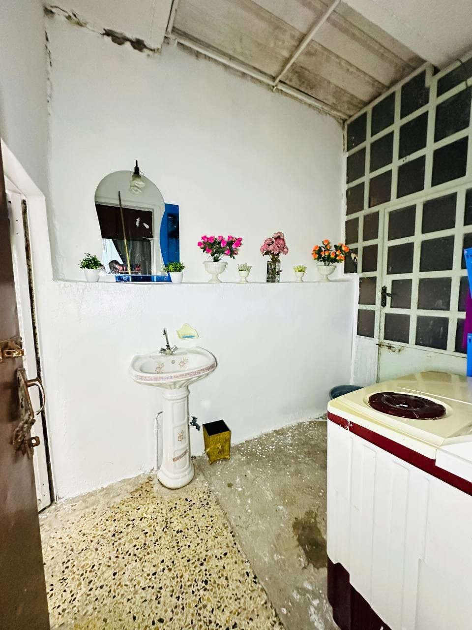 بيت طابقين 🏠 للبيع في حمام العليل/الحاوي/حي الخضراء  سند طابو 
مساحه البيت 200 متر واجها10 متر 
يحتوي البيت على غرفتين 🛌 نوم وهول واستقبال ومطبخ وصحيات وحديقه 
الطابق الثاني غرفتين نوم 🛌 ومطبخ وصحيات والسطح كله كاشي
للاستفسار والشراء راسلونا خاص
او مراسلة الرقم واتساب
***********
