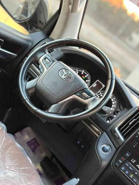 السلام عليكم 
لاندكروز 2021 بحرانيه شرط ( بوضع الزيرو )  فول 1/1 

السياره ماشيه 28 الف شرط الفحص تاير شركه جواهه 

السياره مغلفه  pbf من الزيرو يعني جكه الابره مابيهه 

عدتهه كتلوكاتهه بصمتهه الثانيه مامستخدمات سبير منازل

المواصفات معروفه تجي فول الفول 1/1 مواصفات اصليه 

فتحه سلايت 

داخل مشمشي جلد اصلي مطعم مخمل 

كشنات السائق 3 حركات 

دبل كشن كهرباء 

8 ايرباك 

ويل 20 

زراك لايت 

مرايه اوتم 

حساس امامي خلفي 

زراك لايت 

دشبول زنون 

شاشه نضام اعطال 

شاحن واير ليس 

فول تحكمً

الباب الخلفي كهرباء 

3 قطع تبريد 

7 راكب 

محركً 6 سلندر 4000

دفع رباعي 4x4 

اربعه بصمات 

السياره فول الفول وكفاله عامه من كولشي 

رقم بغداد دولي بسمي 

مكان السياره بغداد 

رقمي ***********
سعرهه 625 وبيهه مجال حك الجيه
