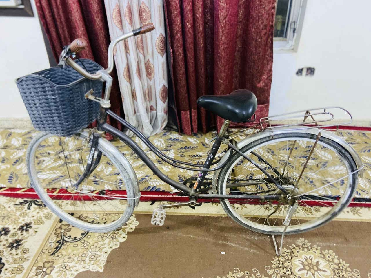 سلام عليكم بايسكل بناتي حجم 26 ياباني كل غراضة بلادي المكان بغداد البياع الرقم ***********
