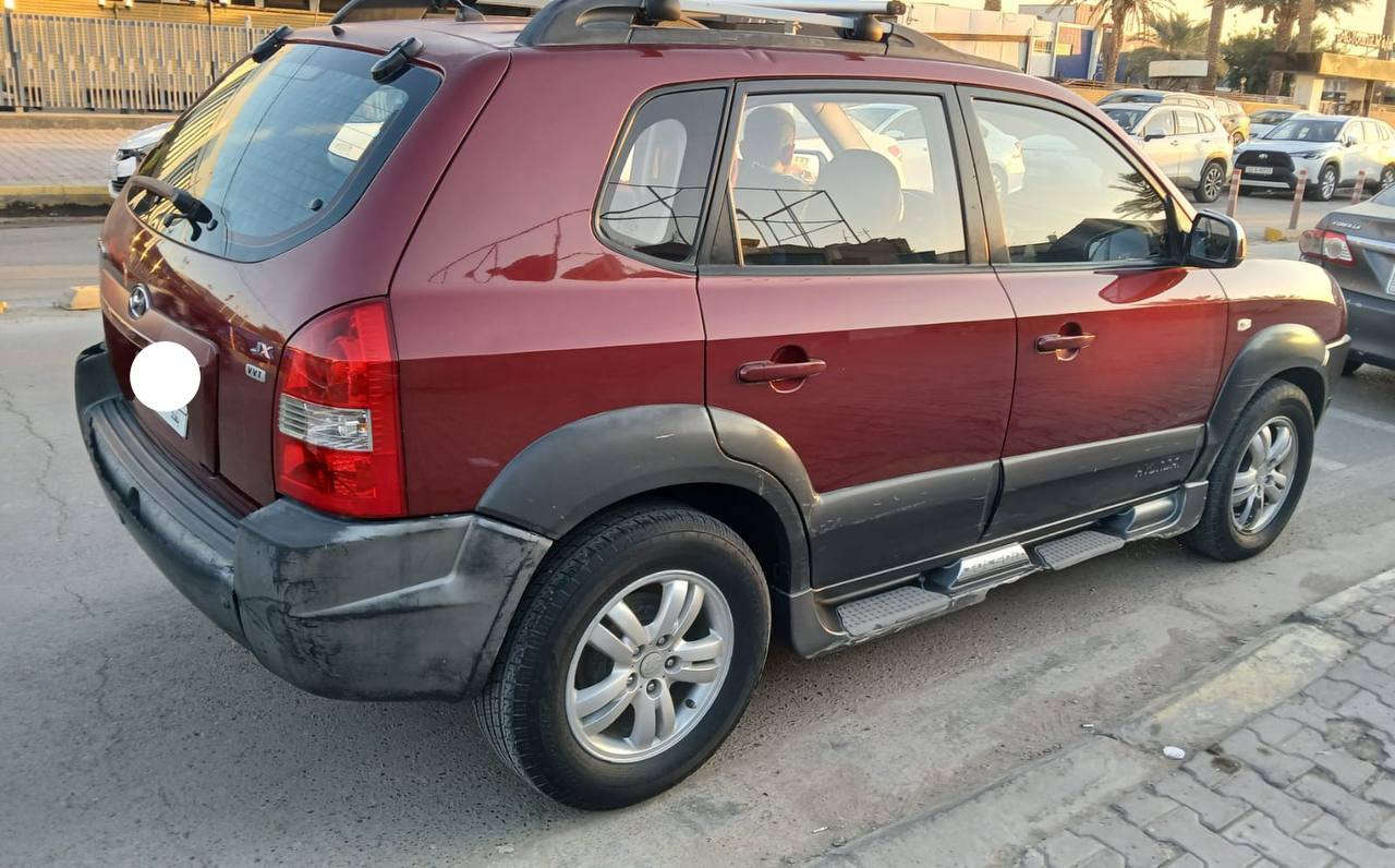 السلام عليكم للبيع سيارة توسان 2009
تدفئة وتبريد السيارة نظيفة ماعدا جراد بالبنيد والقمارة
وطخة بلجاملغ الخلفي موضحة بلصوره 
السياره بأسمي تحويل مباشر
السعر ١١٥ ورقة 
للاستفسار ***********
