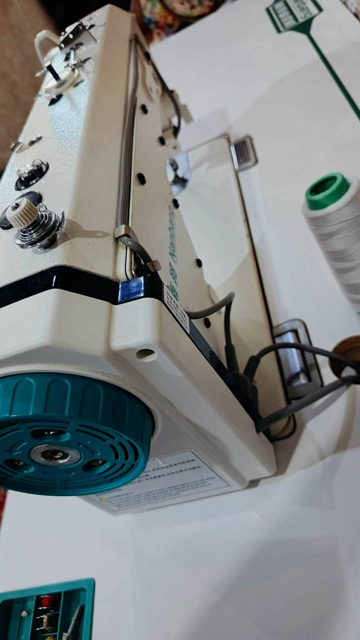 السلام عليكم مكينه خياطه مكينه نوع برذر اخت جديده حيل نضيفه وخياطته حلوه وببه سرع سعر 390 بيه مجال قليل حتلو لو مراوس بس احدث مكان مسيب حاميه رقم ***********
