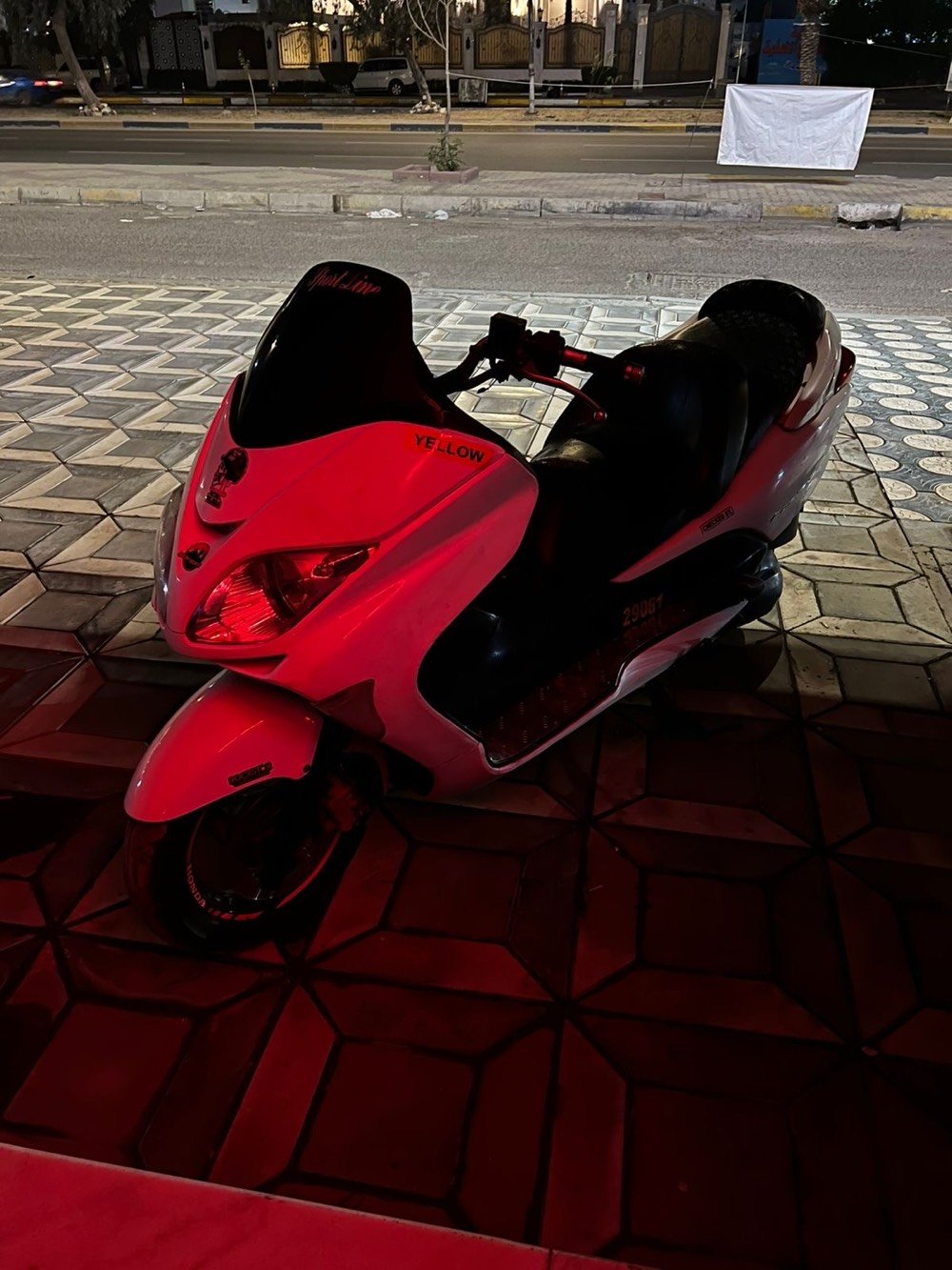 دراجة نارية سريعة وأنيقة بمحرك قوي وتصميم جذاب. لون الدراجة أبيض وتتمتع بحالة جيدة. مناسبة للسير في المدينة أو الطرق الطويلة. المستعملون السابقون أبدوا إعجابهم بأدائها وراحة القيادة بها. تحتوي على عدادات رقمية وحساسات دقيقة لتمكين القيادة بأمان.