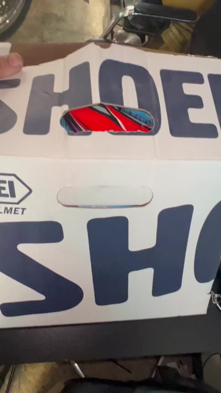 خوذة شوي اصلية 
استعمال كلش بسيط 
كاملة ويا جامات و جهاز السماعة

سعر 300 الف نهائي

للتواصل مراسلة الصحة 
او الاتصال
***********
