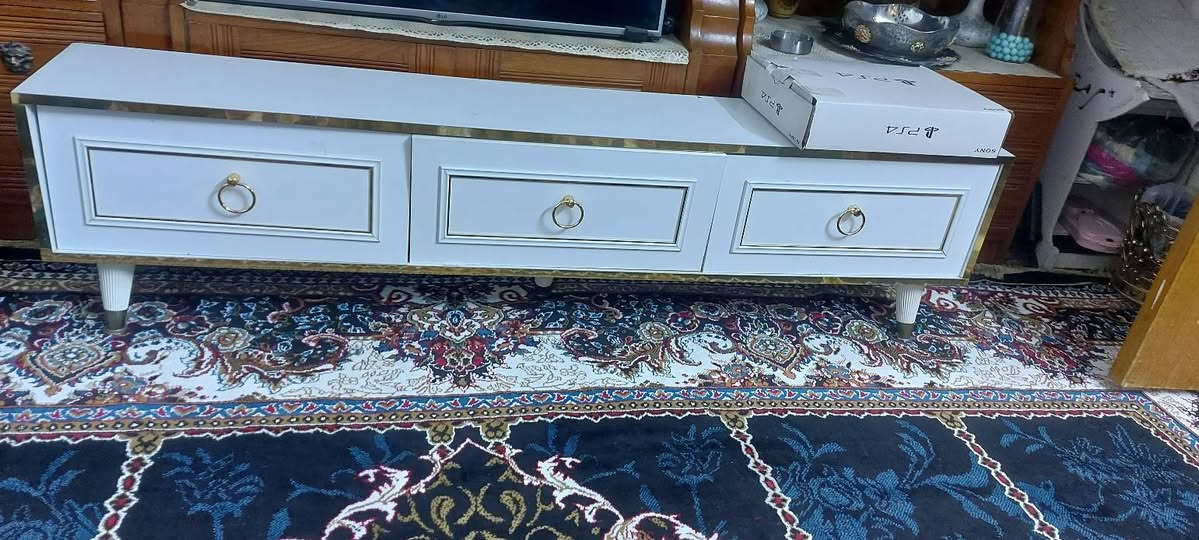 من رخصت الادمن للبيع ميز تلفزيون نظيف جدا قياس ١٨٠ سم سعره ٥٠ مكانه بغداد شعب للاستفسار***********@
