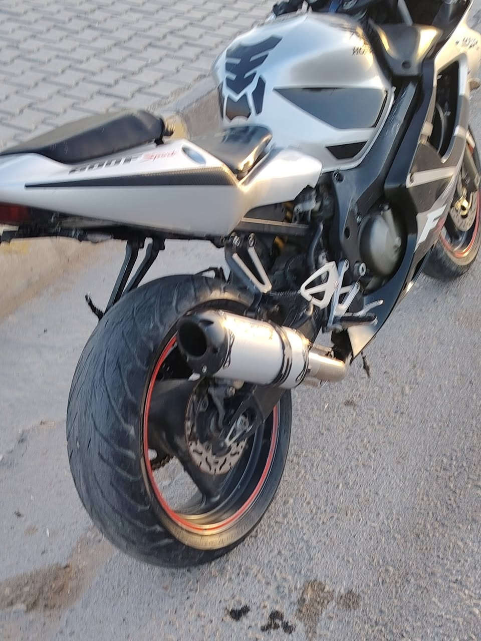 سلام عليكم دراجه بطح افوراي للبيع دراجه مكفوله جيب مصلح وتعال افحص اترايك وين ما تريد مكانه كربلاء حي العامل شارع المستوصف الرقم ***********
