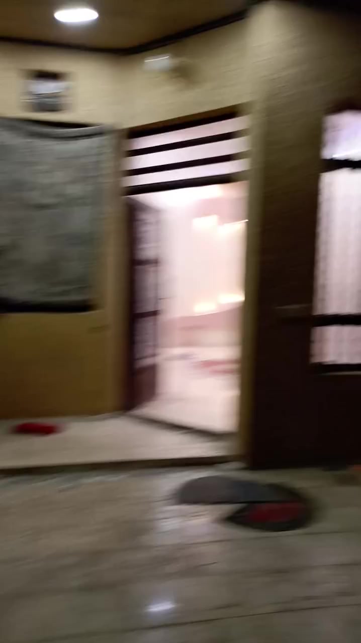 السلام عليكم بيت  للبيع  او مراوس  بغداد الجديدة نعيريه قرب مجمع الحياة الطبي الواجهه 6متر النزال 21,5متر ونص مساحته بل سند 127,5 متر واقع حال 130بناء حديث 2020عالي من الشارع غرفتين نوم وحده سويت طابق ونص ارضيه مرمر شغل درجه اولى سقف نقش مغربي ***********
