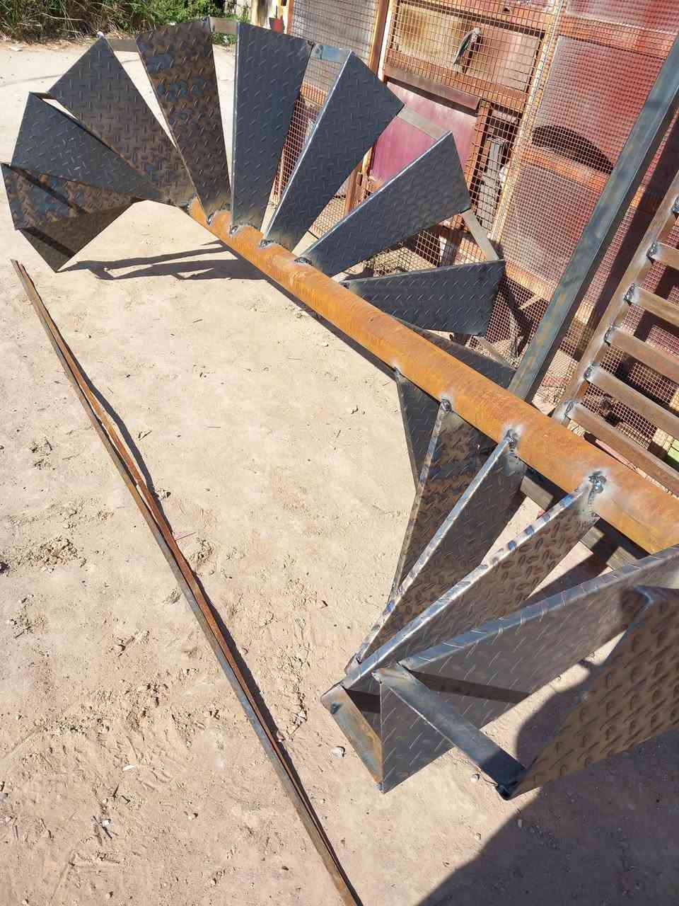 درج حلزوني 
مراحل أوليه 
دقه في العمل والقياسات 
انتظروا النتيجه النهائيه للعمل 
رغم المساحه متر وربع مربع 
وصعوبه المكان لضيق المساحه
الا انكم سترون تحفه هندسيه ابداعيه 
للتواصل 
***********
