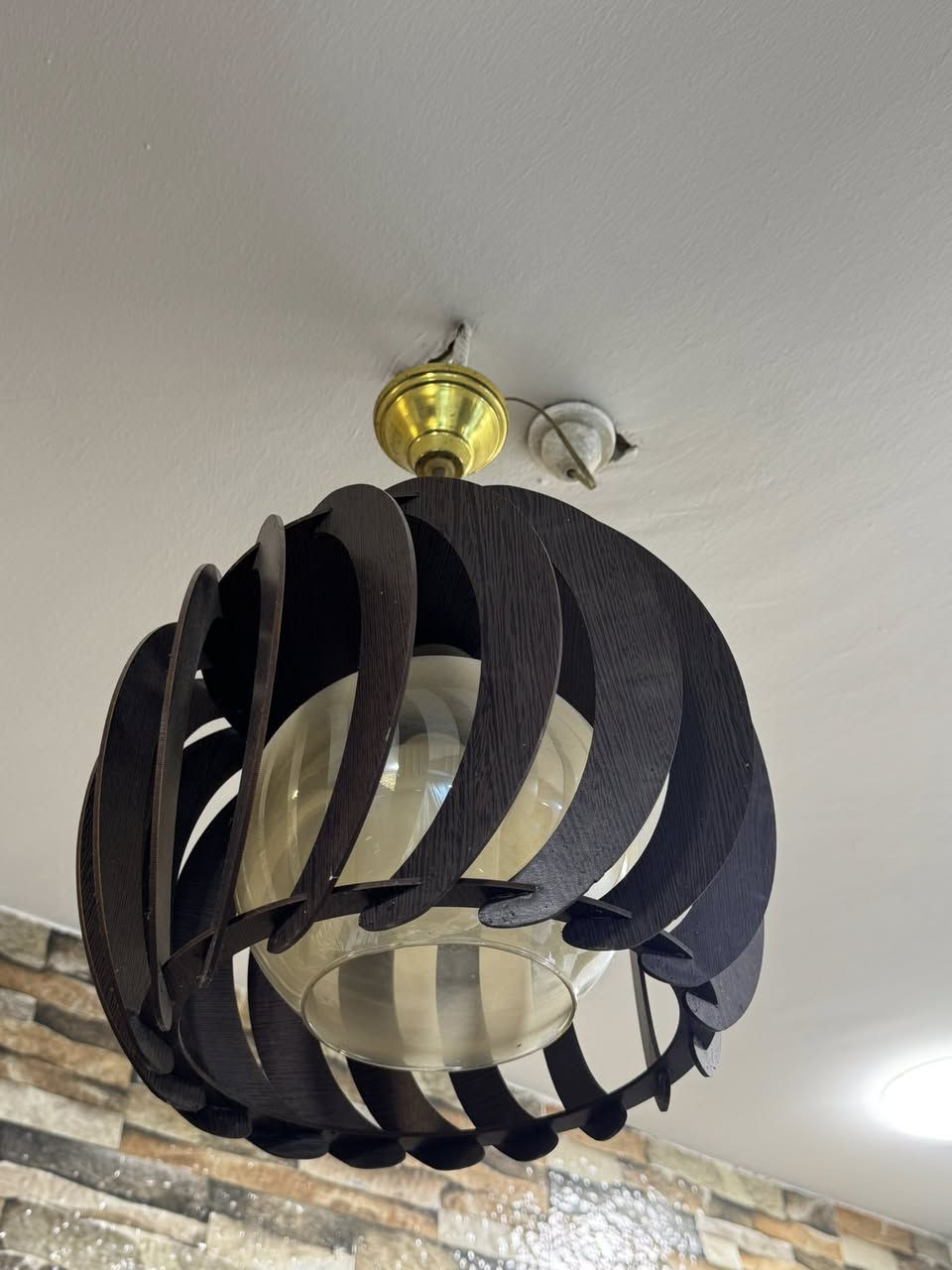 سلام عليكم …للبيع ميز تلفيزون +ثريات عدد 2 + تاج بردات للاستفسار التواصل خاص او على الرقم 
***********
