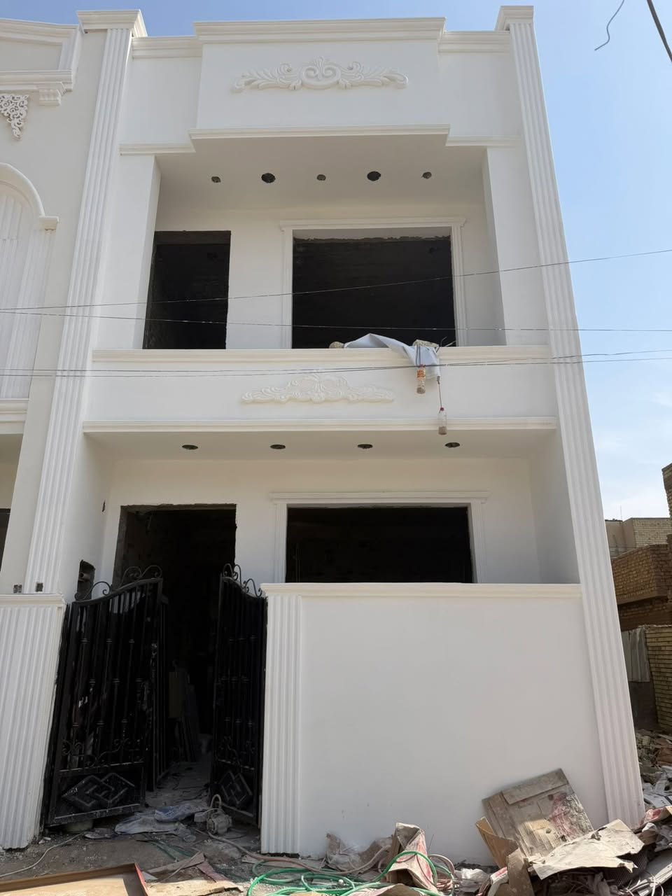 يالله
السلام عليكم 
للبيع بيت مساحه 50
ثلاث طوابق
مكون من صاله 
ثلاث غرف نوم 
2حمام 
مطبخ 
الطابق الارضي مرمر 
والباقي بور سلين 
بناء درجه اولى 
مكان تلبيت التراث خلف الملعب لتراث 
شبابيك كله الامنيوم 
البوب تركيه وباب الدخول قاصه 
اسلمك مفاتيح خلال 25يوم ان شاء الله لبيت جاهز 
السعر 130وبي مجال  
للاستفسار الاتصال على الرقم التالي ***********
***********
