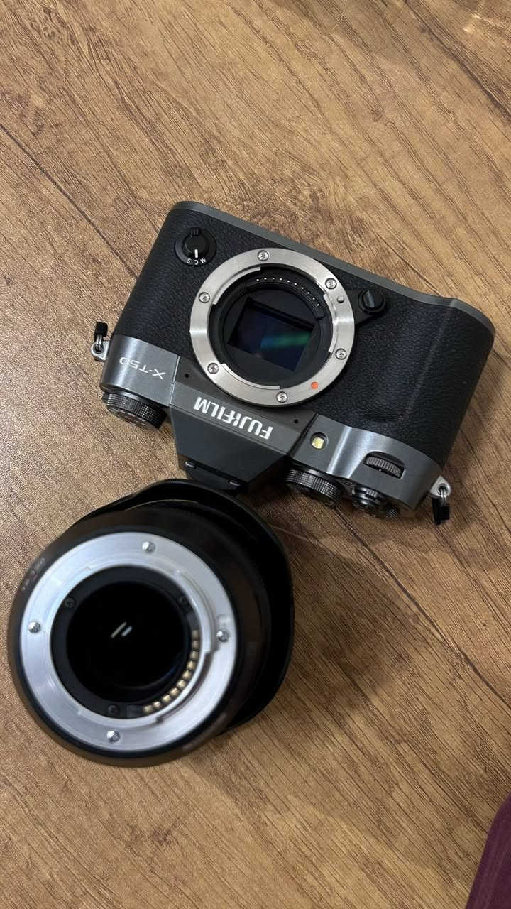 📸 للبيع: بكج احترافي متكامل - Fujifilm X-T50 مع عدستين
للبيع كاميرا Fujifilm X-T50 (اللون الفضي والأسود المميز) بحالة ممتازة شبه جديدة، مع عدستين أساسيتين لتغطية كافة أنواع التصوير (الفوتوغرافي والفيديو والسينمائي).

🔹 الملحقات المشمولة في العرض:

 البدي (Body): كاميرا Fujifilm X-T50 الاستثنائية بمستشعر قوي ومعالج حديث، تدعم تصوير الفيديو عالي الدقة وأنماط محاكاة الأفلام (Film Simulations) الشهيرة مباشرة من الطارة العلوية.

 العدسة الأولى: عدسة زووم خفيفة وسريعة Fujifilm 15-45mm (مثالية لتصوير الفلوغات، الزوايا الواسعة، والتنقل اليومي).

 العدسة الثانية: عدسة زووم سينمائية احترافية Fujifilm 18-120mm (Zoom/Focus Control) بمحرك زووم كهربائي ناعم جداً، مثالية لصناع الأفلام والفيديو الاحترافي. 

الشتر ٣k كامره بعدهي جديد 
السعر 
مليونين و200 
مكاني كربلاء للتواصل خاص


**إذا كنت صاحب هذا الإعلان وتريد حذفه لأي سبب، رجاءا أرسل رسالة إلى الدعم الفني**