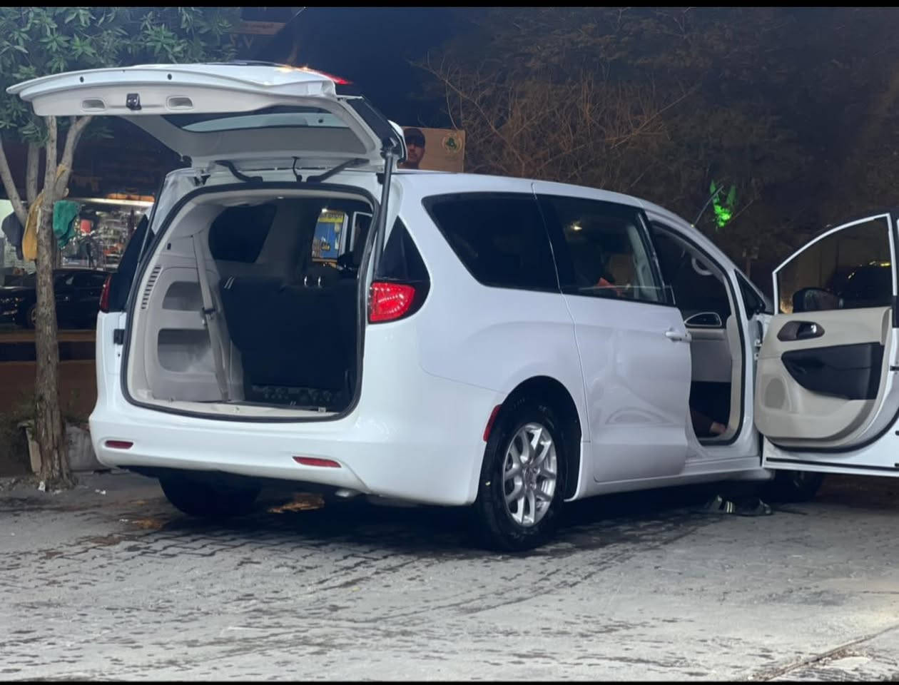 كرايسلر فيوجر ٢٠٢٣ رقم بغداد مميز انكليزي بسمي المواصفات المعروفه ماشيه ٦٥ الف ميل ضربتها بابين جهت السايق وخشم الجاملغ السياره خير من الله 
السعر ١٩٥ 
مكان السياره كربلاء 
***********
