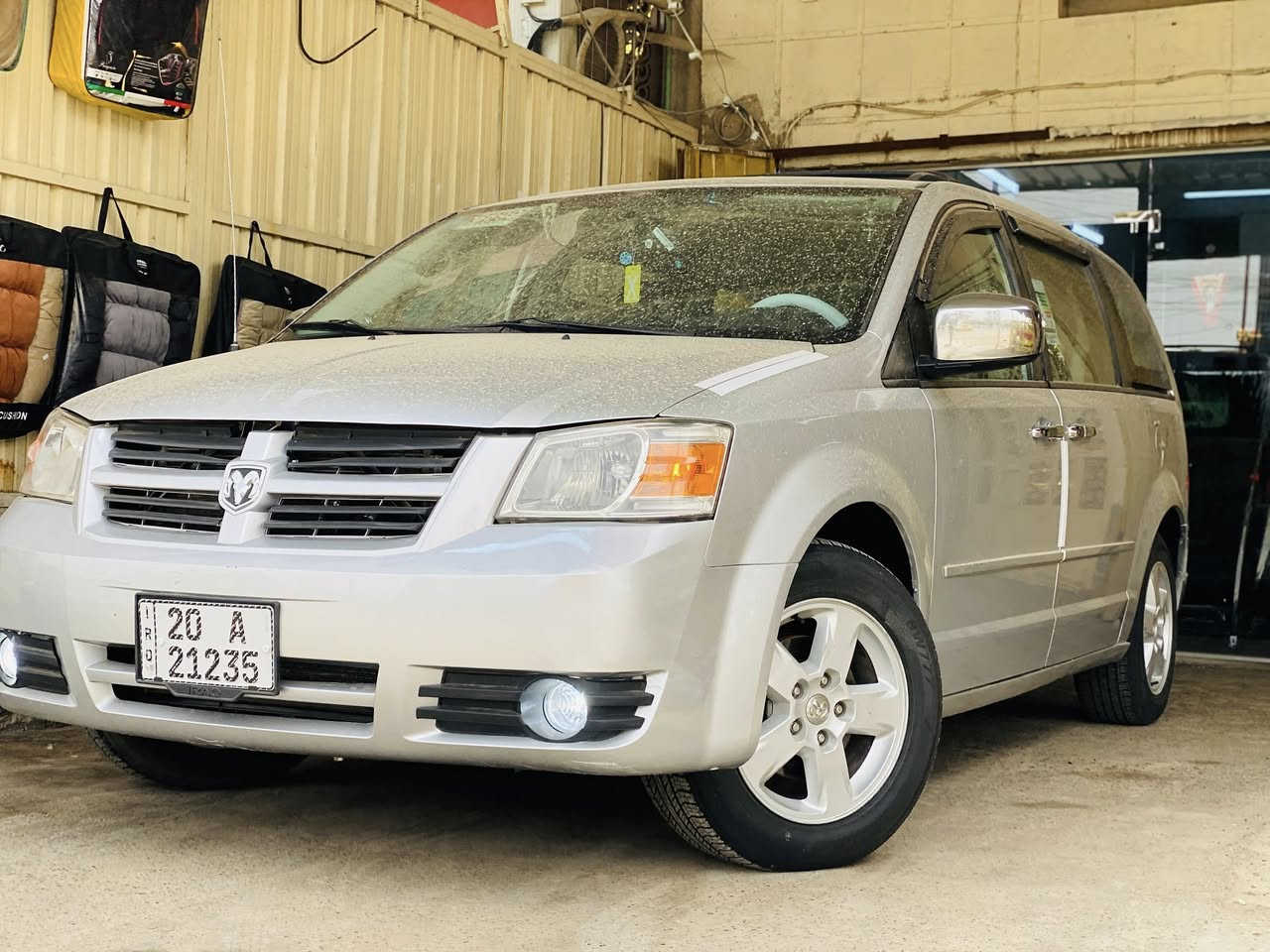 السلام عليكم 
للبيع دوج كرفان 2009 sxt سيارة جديدة مكينة 3,800 محرك وكير جدد حادثها الجاملغ الامامي الايمن مبدل بدون لغود ومصبوغة حزام درجة اولى تبريد 3 قطع ثلج وتحكم منفصل ومنظومة كاملة كلها جديدة صدر خلفي وامامي وتخم تاير كله جديد بيبان كهرباء فرس سقف وفرس ارضي كشنات بلع ومنفصل هوك خلفي مكاني بغداد الحسينية 
للأستفسار: ***********
السعر : 108 وبيها مجال قليل
