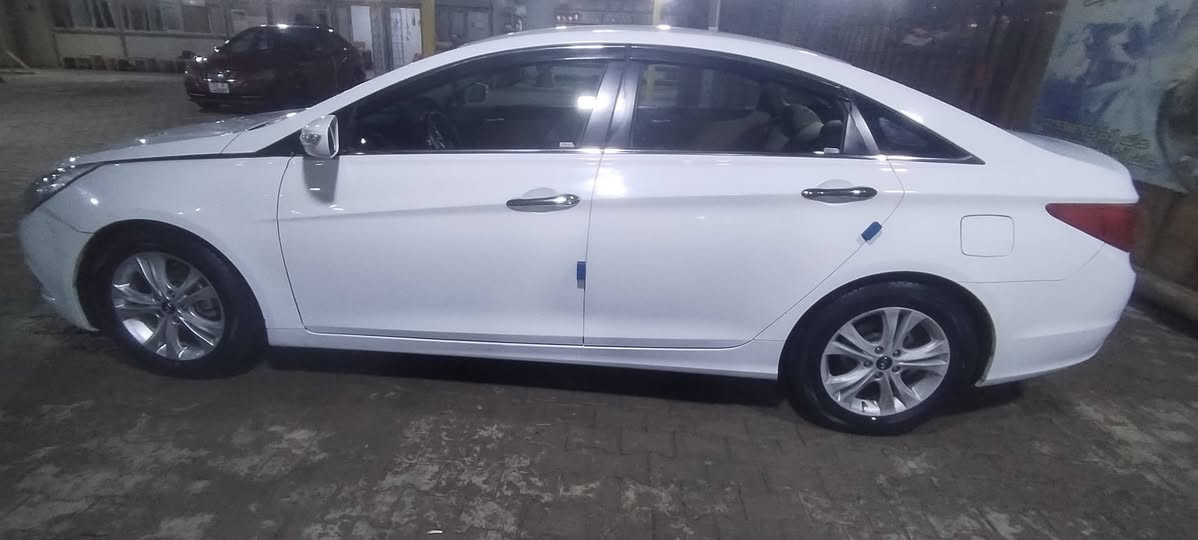 السلام عليكم
سوناتا 2013 خليجي 
مكفولة كفالة عامه بدون اي شي 
مكينه 2400 دوش 
السياره حساس
قطعتين تبريد 
مري شفط تحكم استيرن 
شفتات استيرن 
السياره كير مكينه تبريد حداديه 
تخم تاير كله ع الشرط

رقم صاحب السيارة 
***********
***********
