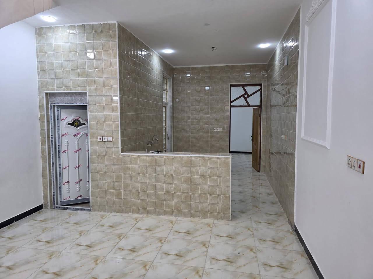 بيت للبيع المساحه ١٠٠م زراعي مرقم من قبل البلديه كوت حي الحكيم شارع حي الوائلي السعر ٤٠ وبي مجال  تفاصيل البيت البناء طابوك يحتوي على غرفه نوم وصاله ومطبخ وستقبال صحيات داخليه وخارجيه الاستفسار مراجعه مكتب دلاليه احمد السعيدي قرب حسينيه بيت خليفه  الاتصال *********** _***********
