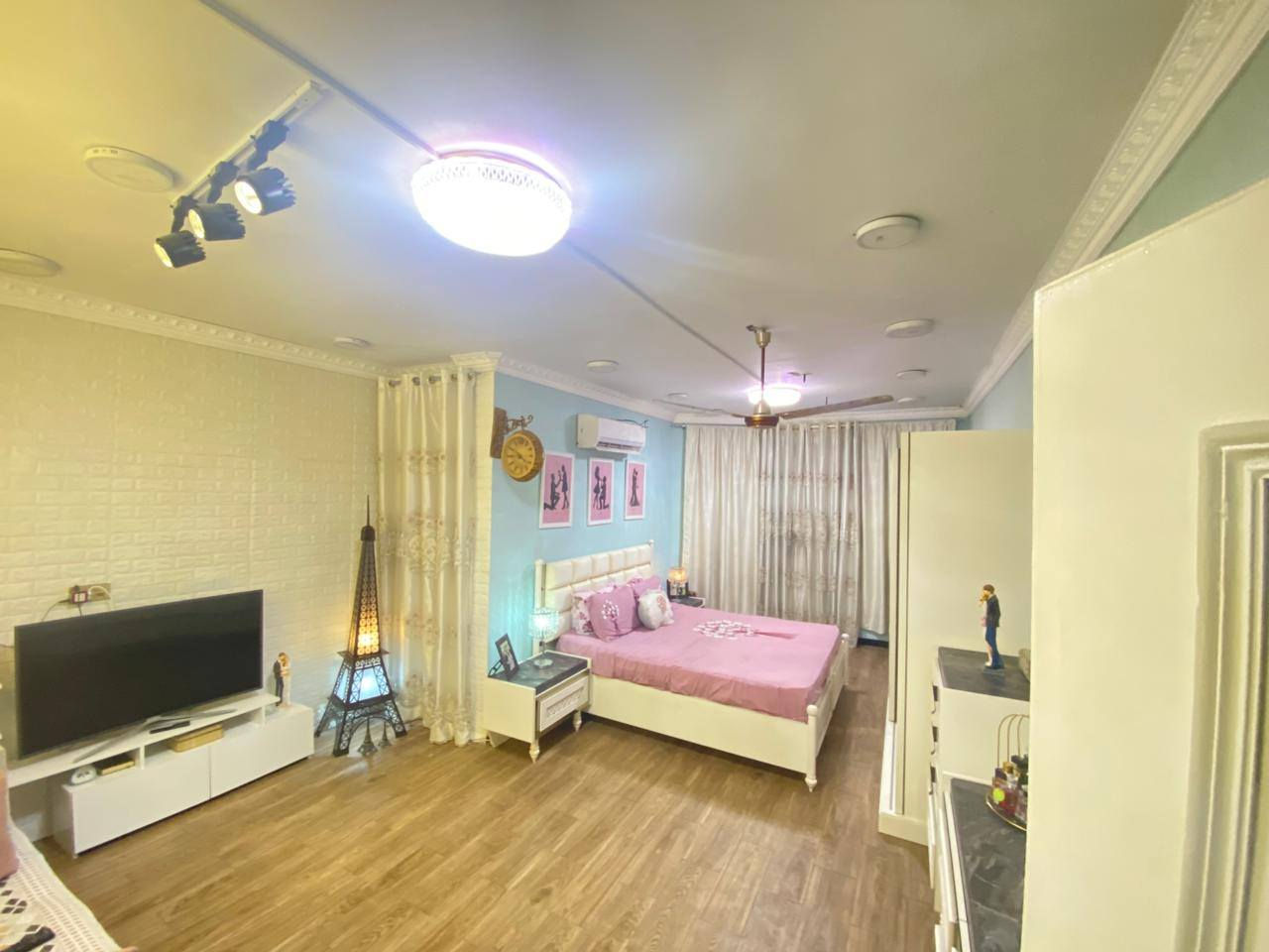 دار للبيع منطقه حي التراث 10/3شارع السياب قرب شارع وادي الذئاب مساحة 100 متر الواجهه 5 النزال 20 البناء جديد ودرجه أولى والاساس رفت عالي عن الشارع متر  ثلاث غرف نوم والبيت مدخلين للمطبخ والاستقبال الطابق الأرضي حمام خارجي واستقبال ومطبخ وحمام داخلي وغرفه نوم الطابق الأول غرف نوم نظام سويت وغرفه نوم أطفال والطابق الثاني بيتونه كبيره والبيت سطحين الارضيه مرمر لمعرفه تفاصيل أكثر الاتصال على الرقم ***********
