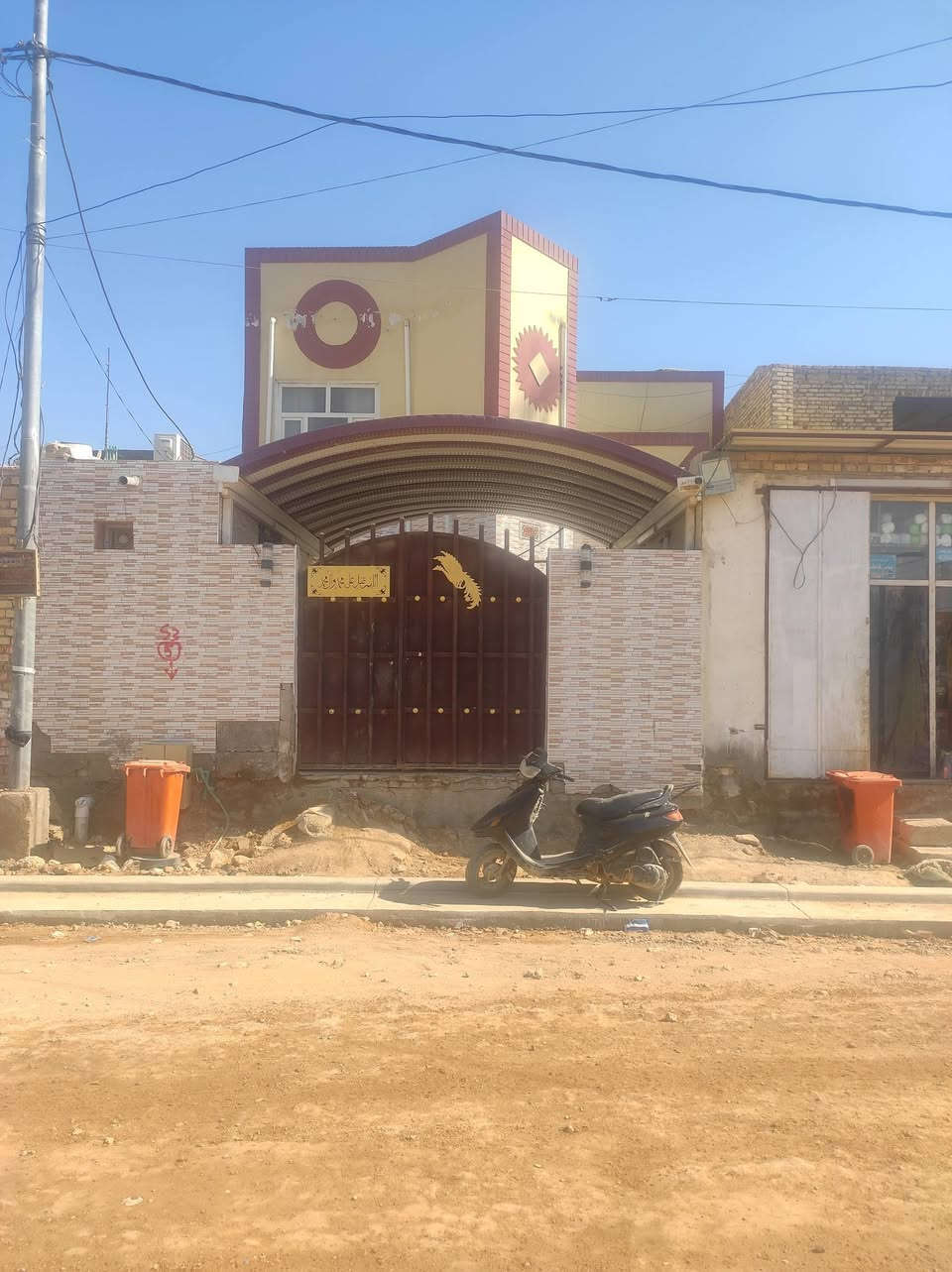 بيت للبيع مساحه 250 طابو في حي المعراج قريب بيت المرحوم  سعد فزاع مقابيله ساحه. منطقه كامله مجاري و جاي يشتغلون ارصفه بقه بس تبليط...  مكون البيت من طابقين طابق الاول غرفتين وصاله ومطبخ  حار و بارد و صحيات خارجيه و داخليه و كراج سياره و استقبال و  محل تابع للبيت .. الطابق الثاني مكون من 3 غرف و صاله و صحيات .. السطح اوزوكام ...  استفسار اتصال برقم . ***********
