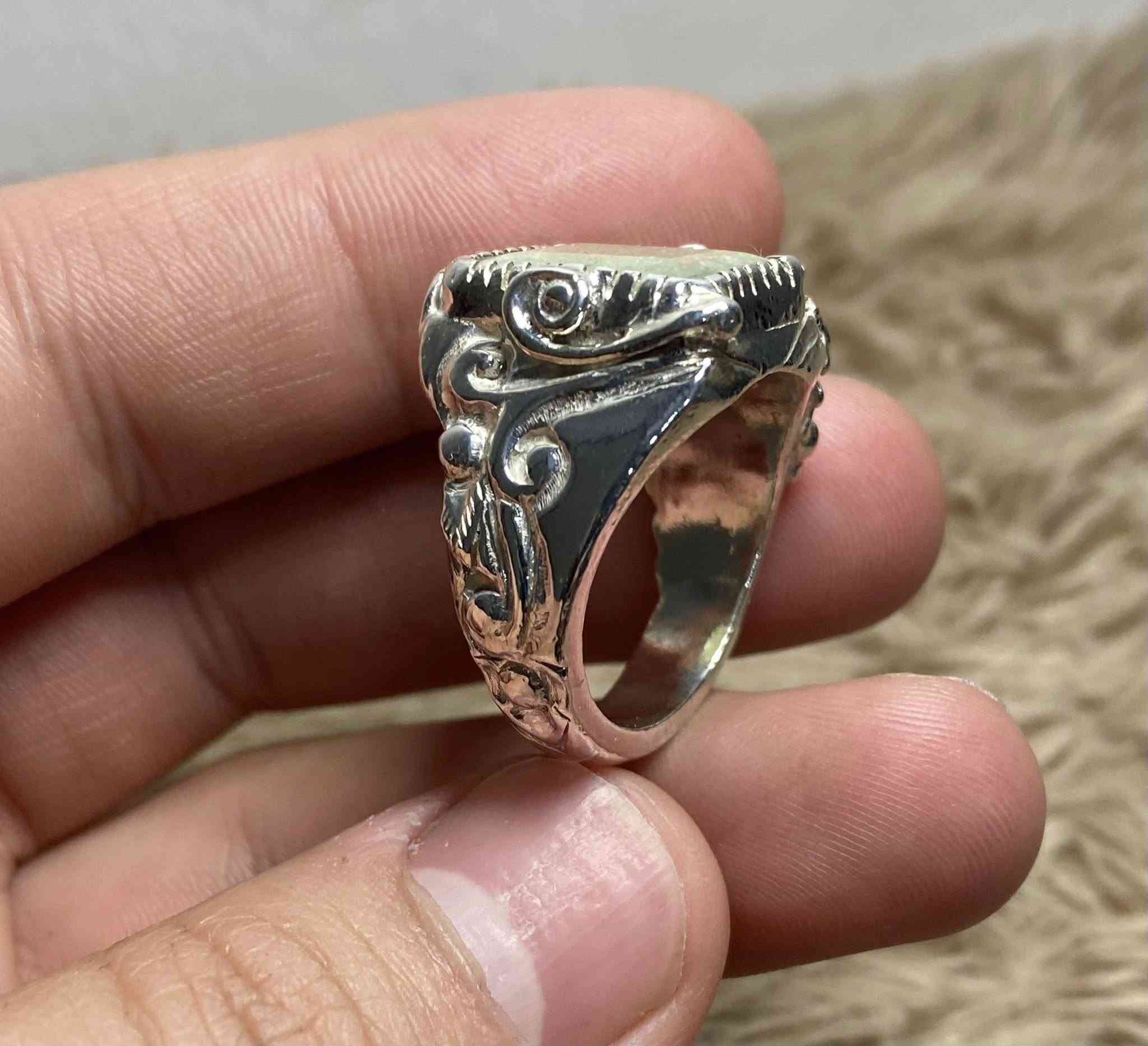 السلام عليكم خاتم زمرد (مجهول المصدر) ابيع صياغة
(الحجر خالٍ من اي كسر او فطر )الصياغة جداً فخمة ومتعوب عليه القياس (23) للبيع فقط يوجد توصيل


**إذا كنت صاحب هذا الإعلان وتريد حذفه لأي سبب، رجاءا أرسل رسالة إلى الدعم الفني**