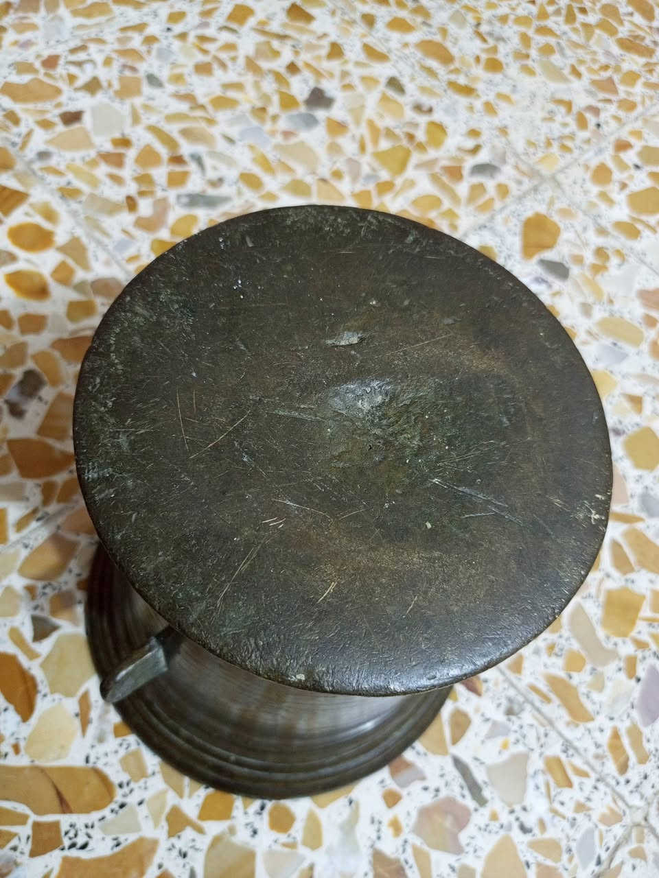 هاون بغدادي ابو التراجي قديم جداً جداً ارتفاع 20سم واليده 31سم
للبيع ‏‪***********‬‏ يوجد توصيل كافة المحافظات

