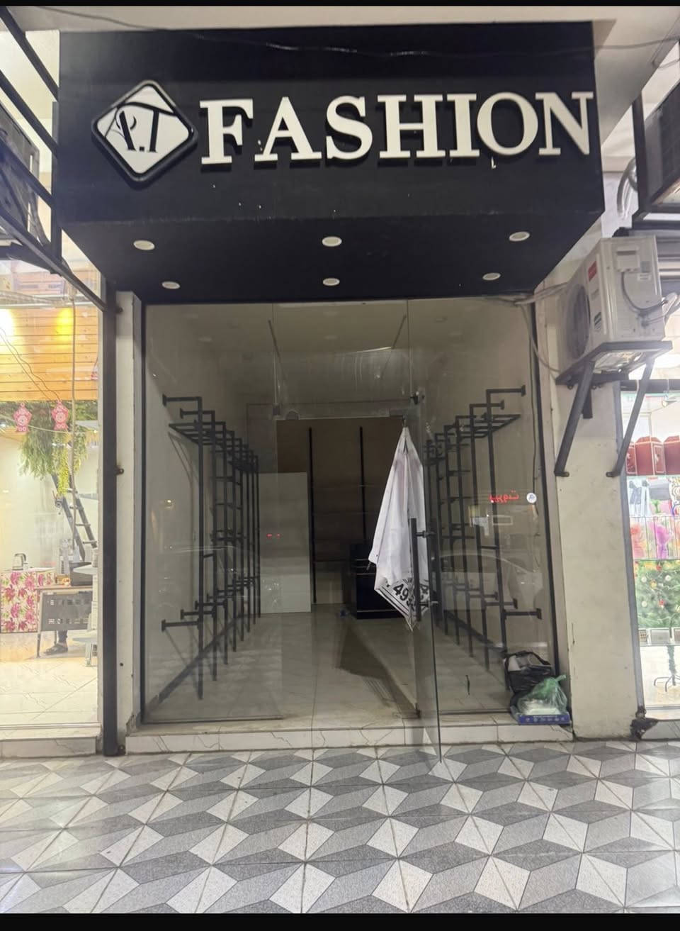 محل للبيع 
حي الاعلام 
 واجهة 3 نزال7 
يصلح محل ملابس 
للتواصل ***********
