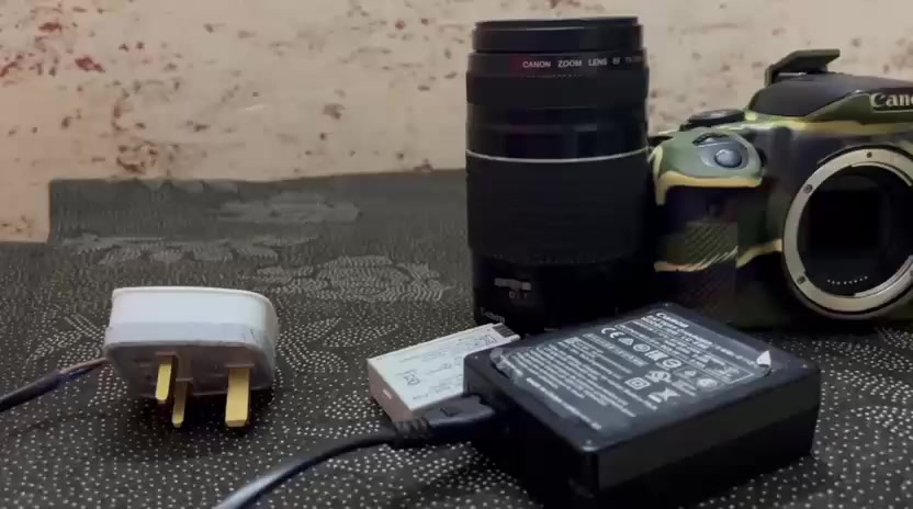 كامره للبيع كانون  700bفول فريم كامره وياه عدسه ثنين +شاحنه +بطاريه كامره نضيف فول وياه جلاتين مال كامره سعر300 الف باقي تفاصيل بل خاص تواصل ***********
