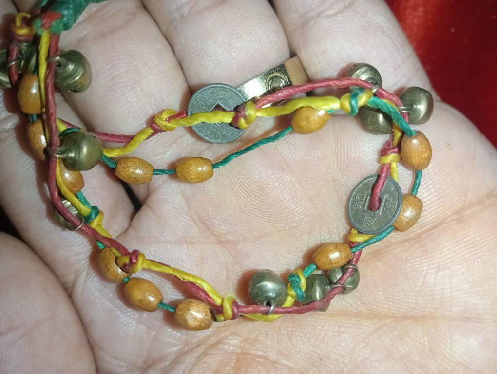 للبيع: سوار بوهيمي يدوي الصنع (طراز الفونغ شوي التراثي) 📿✨
لكل محبي الإكسسوارات الفريدة والقطع المصنوعة يدويًا بدقة وعناية، معروض للبيع سوار مميز يجمع بين الأناقة البوهيمية والتراث الآسيوي العريق.
✨ مميزات ومكونات القطعة:
عملات الفونغ شوي التقليدية: عملات صينية كلاسيكية بثقب مربع، ترمز تقليدياً لجلب الحظ السعيد والوفرة.
أجراس نحاسية ناعمة: تُصدر رنيناً خفيفاً ومميزاً مع الحركة لطرد الطاقة السلبية.
خرز من الخشب الطبيعي: يمنح السوار لمسة دافئة وطبيعية تناسب الإطلالات اليومية.
شغل يدوي (Handmade): مضفر بإتقان عالي باستخدام خيوط ملونة متينة (الأحمر، الأصفر، والأخضر) مع قفل عقدة تقليدي محكم.
الستايل: بوهيمي / راية (Rasta Style) / كاجوال يناسب الجنسين. الجزائر, الحراش


**إذا كنت صاحب هذا الإعلان وتريد حذفه لأي سبب، رجاءا أرسل رسالة إلى الدعم الفني**