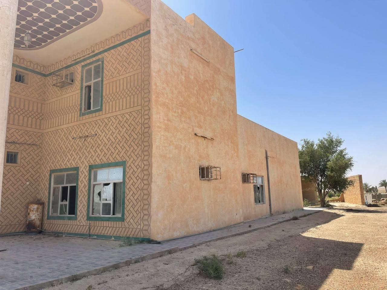 🏡 عرض اليوم — دار طابقين مع قطعة أرض 🌿

📍 الموقع: الرمادي — ناحية اليرموك — بداية منطقة القرية العصرية
📐 المساحة الكلية: دونمين

دار طابقين مع قطعة أرض بموقع مميز داخل منطقة سكنية هادئة ومتوفر بيها جميع الخدمات 🌟
البيت يحتاج بعض الترميم والتنظيف بسبب تركه لفترة من الزمن، لكن حالة البناء جيدة ومناسبة للسكن أو الاستثمار مستقبلاً.

إذا كنت تبحث عن الراحة والأمان والمساحة الواسعة فهذا العرض مناسب إلك 👍

🔹 ملاحظة مهمة:
الأرض واقع حال لزمة مكفولة من أي مشكلة عشائرية
تعهد + بصمة + مكاتبة حال المنطقة بالكامل
ولا يوجد طابو

📞 للاستفسار والاتصال:
*********** واتساب
*********** واتساب

📩 أو مراسلة الصفحة في أي وقت
ونعتذر عن التأخير بالرد أحياناً

📍 نستقبل جميع العروض العقارية في مدينة الرمادي

أبو أحمد
مكتب العسافي للخدمات العقارية

#الرمادي
#اليرموك
#القرية_العصرية
#عقارات_الرمادي
#دار_للبيع
#بيت_للبيع
#اراضي_الرمادي
#استثمار
#عقار
#بيع_وشراء
#مكتب_العسافي
#ابو_احمد
#عروض_عقارية
#العراق
#الانبار
#بيوت_الانبار
#عقار_الانبار
#دار_طابقين
#ارض_للبيع
#عروض_اليوم

