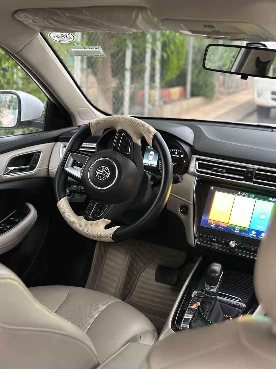 السلام عليكم للبيع فقط 
MG 5
LUXURY FULL 1/1
السيارة فول مواصفات شاشة كبيرة كامرات 360 درجة فتحة سقف داخل جلد ابيض وباقي المواصفات معروفة بالفول 
على ايدي زيرو اربيل
كفالة عامة بدون صبغ بدون اي ملاحضات اي نقص مابيها
ماشية 54,000 كيلو 
سنوية هزة رقم اربيل جديد 
سعر 110 وبيها مجال
عنواني اربيل 
غير متواجد عالفيس 
شراي اتصل واتساب 
 ***********
