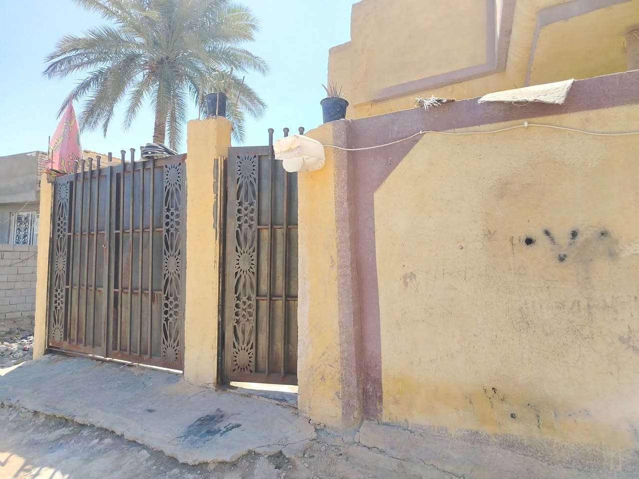 دار للبيع المساحه ١٨٠م واجه ١٠ ونزال ١٨م بناء درجه اوله كما موضح في الفيديو العنوان كربلاء طوريج الهنديه الشارع الحولي مقابل حي العسكري الاستفسار *********** *********** تريد اسهم تريد قرار السعر ٥٥ مع المجال

