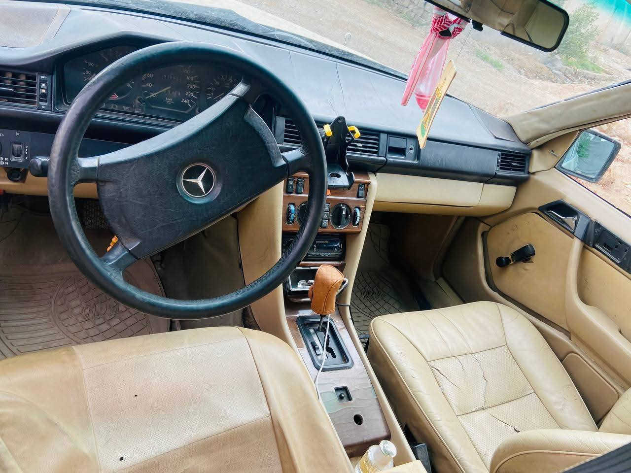 سلام عليكم شباب سياره مارسدس دب نضيفه محرك وكير جدد ثنين ونص مصبوغه عام للجماليه كلشي بيهاشغال سنويه الثمانية وعشرين موديل سبعه وثمانون تخم تاير تبريد شغال حداده نضيفه تايرات جديد العنوان بصره قضاء المدينه رقم الهاتف واتساب ***********السعر50
