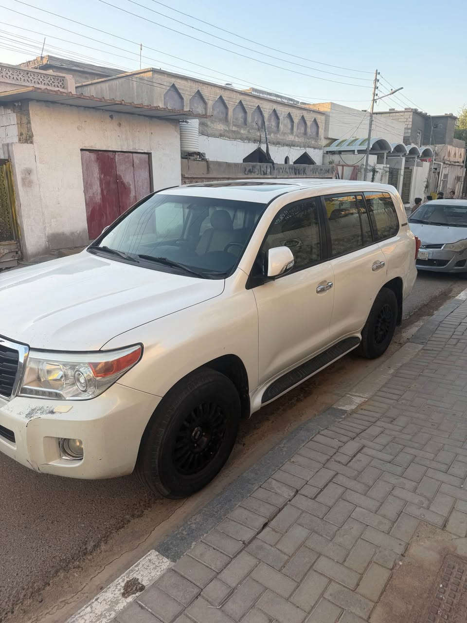 لاندكروز في اكس ار ثمانية سلندر ٤٧٠٠ رقم انكليزي بغداد باسمي هزة جديدة..صبغ حزام فول مواصفات..
مشط وصدر حدادية وباتري وتخم تاير وعبوة كلة جديد..

مكاني البصرة السعر ٢٢٨ ورقة
رقمي *********** البصرة, العراق
