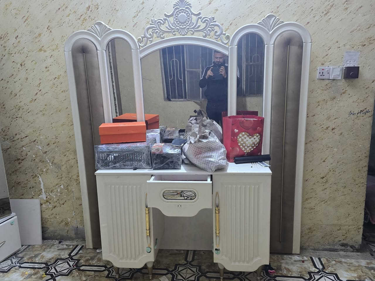 السلام عليكم
غرفة نوم تركي درجة أولى للبيع 
صبغ حراري بيبان هيدروليك 
نظيفة 
٩ قطع ثقيل 
المكان طويريج 
السعر ٧٠٠ الف وبيها مجال 
ملاحظة فتح ونقل ع المشتري 
للتواصل واتساب 
***********
